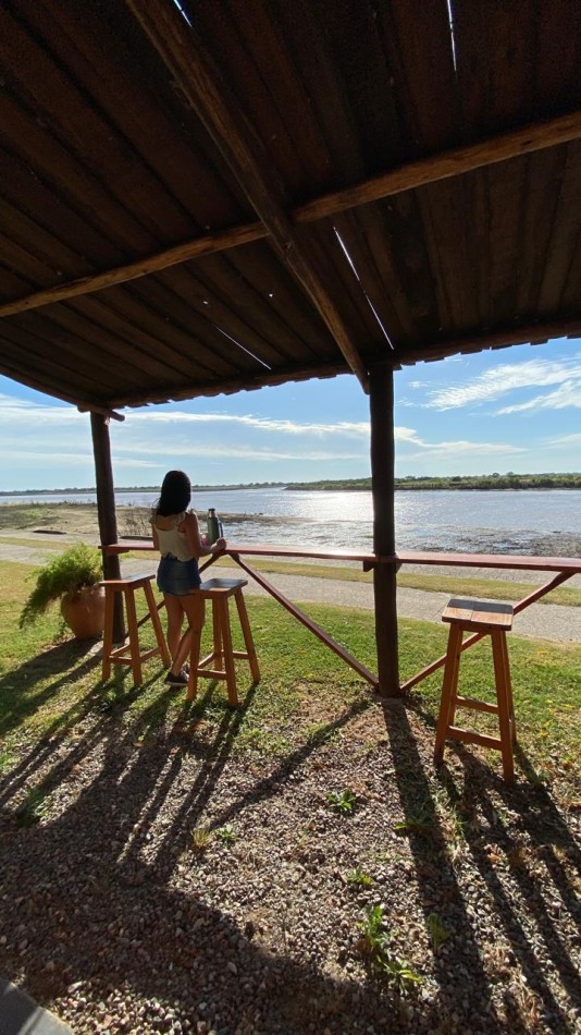 Hosteria con frente a Avda. Costanera y vista al rio, en Helvecia