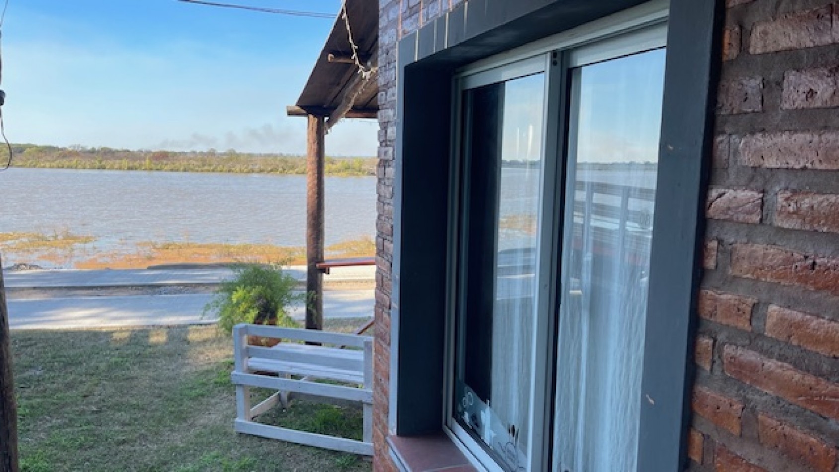 Hosteria con frente a Avda. Costanera y vista al rio, en Helvecia