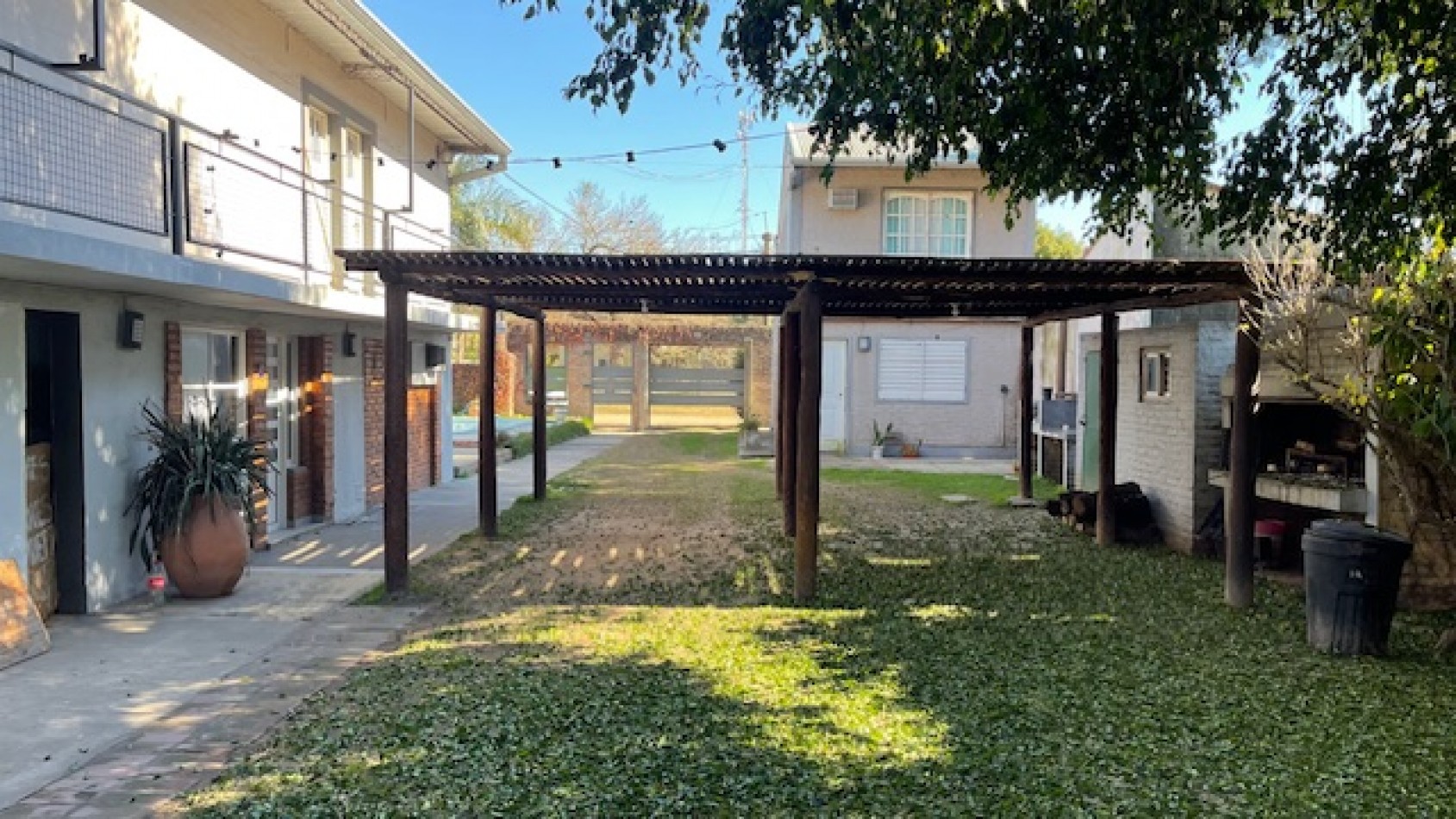 Hosteria con frente a Avda. Costanera y vista al rio, en Helvecia