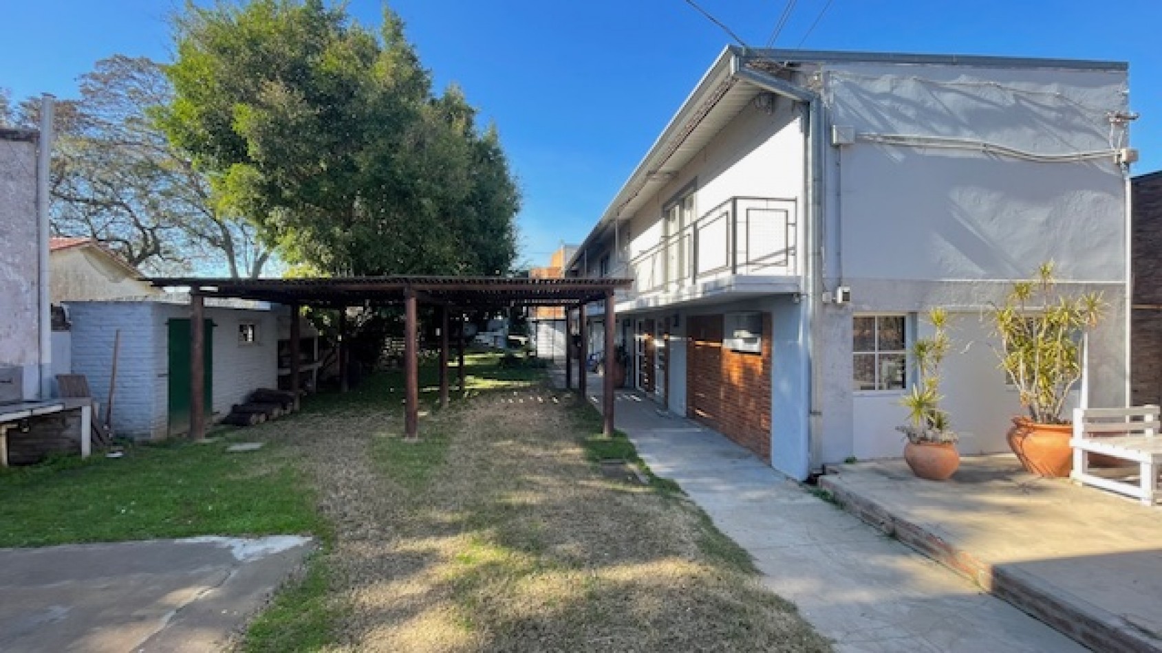 Hosteria con frente a Avda. Costanera y vista al rio, en Helvecia