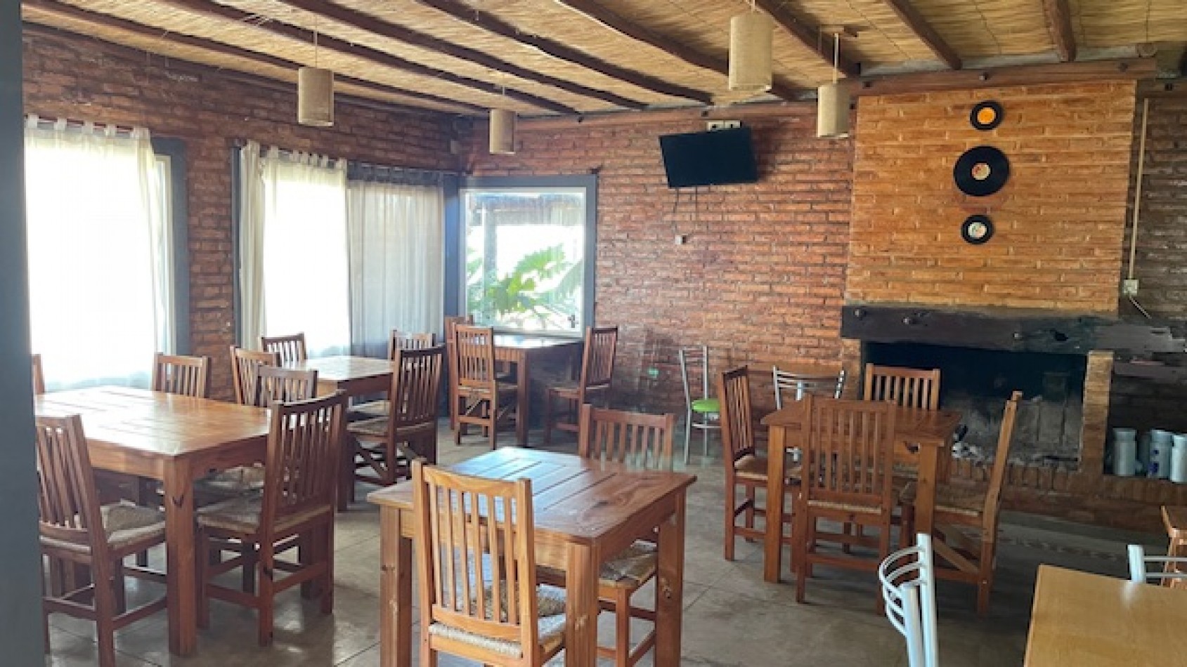 Hosteria con frente a Avda. Costanera y vista al rio, en Helvecia