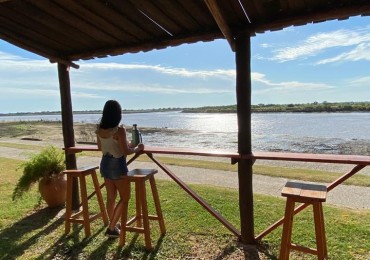 Hosteria con frente a Avda. Costanera y vista al rio, en Helvecia